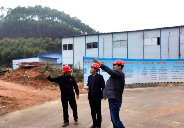 ▲檢查組查看市殯儀館遷建及人民公墓異地擴建項目